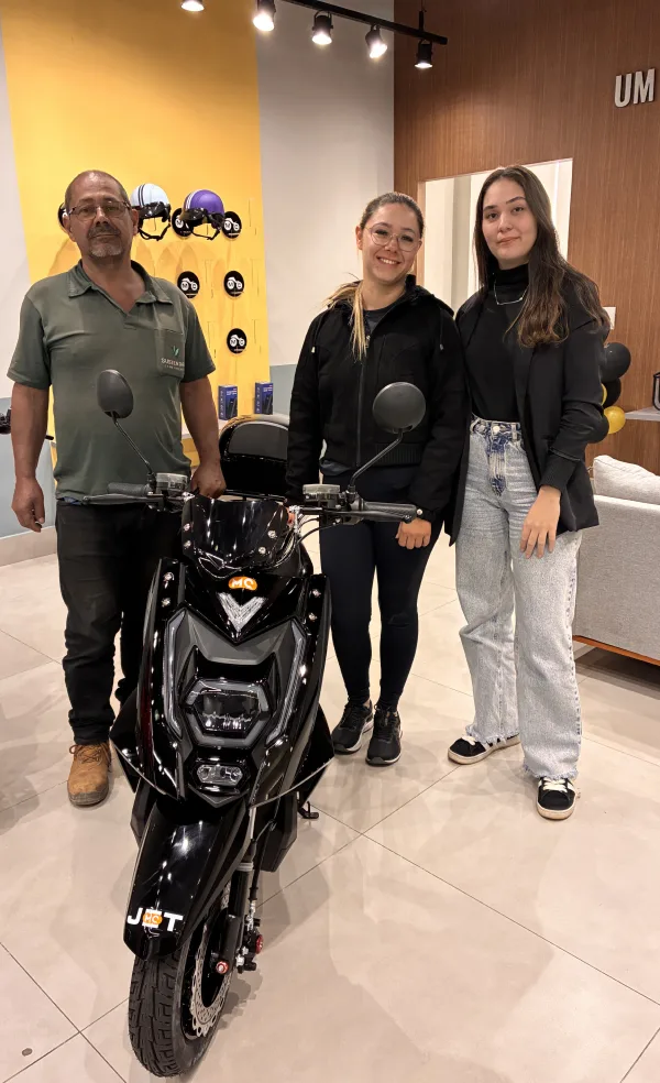 Cliente da MotoChefe Rio Claro com a moto elétrica
