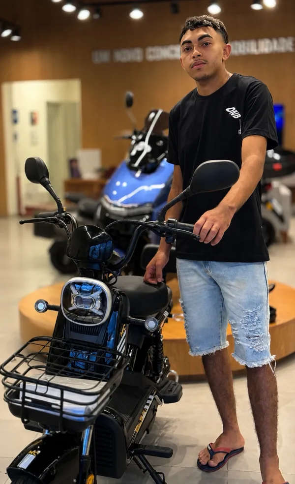 Cliente da MotoChefe Rio Claro com a moto elétrica