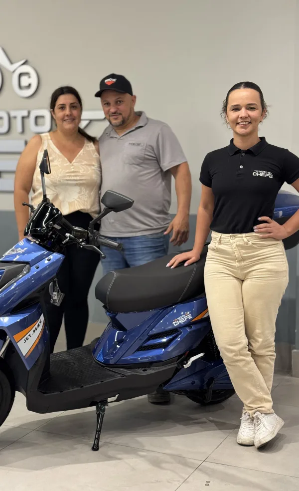 Cliente da MotoChefe Rio Claro com a moto elétrica