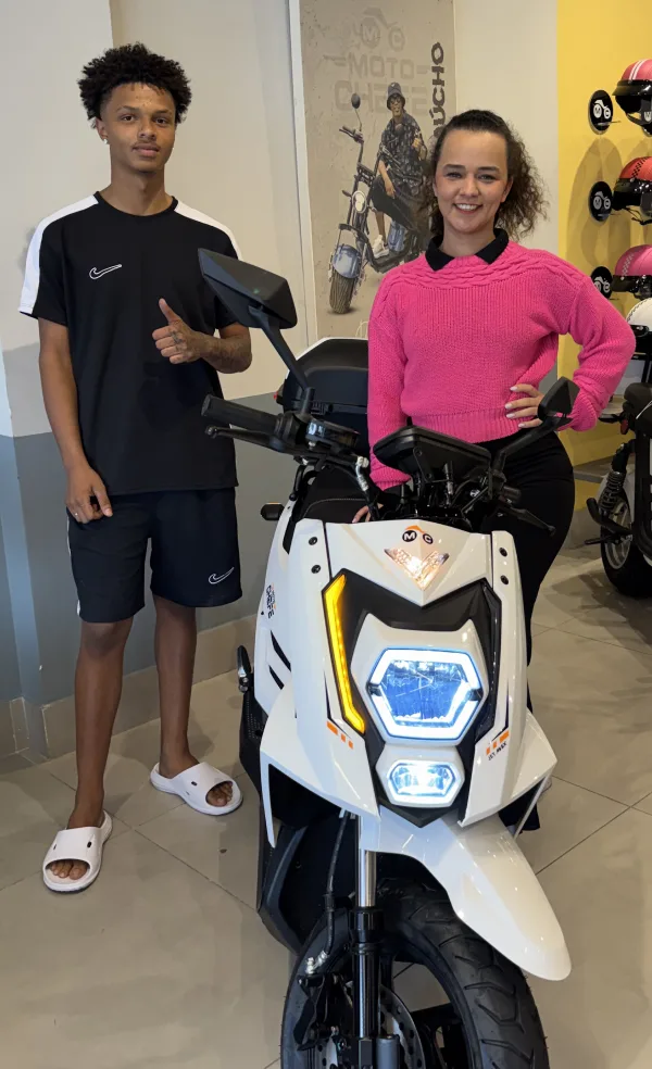 Cliente da MotoChefe Rio Claro com a moto elétrica