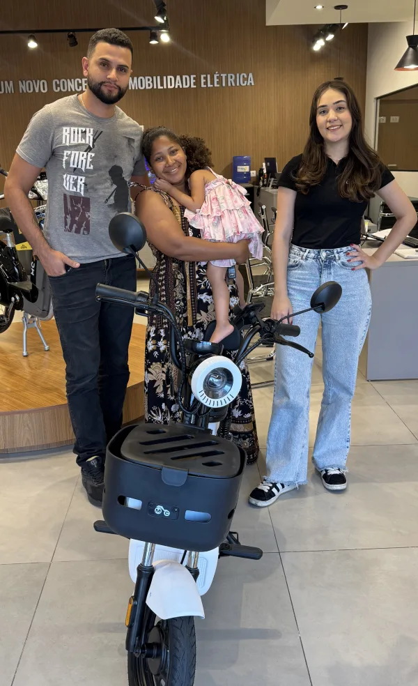 Cliente da MotoChefe Rio Claro com a moto elétrica