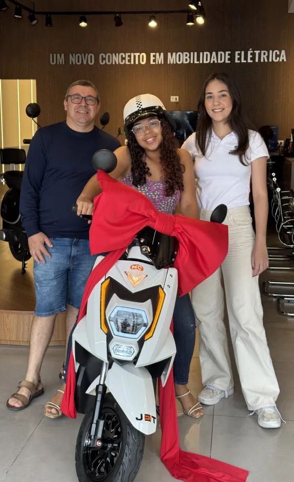 Cliente da MotoChefe Rio Claro com a moto elétrica