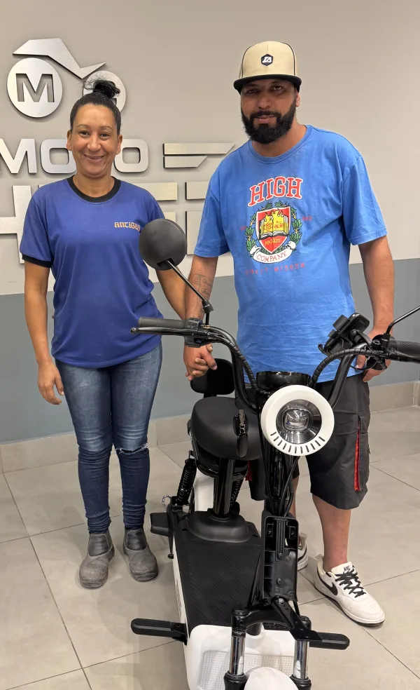 Cliente da MotoChefe Rio Claro com a moto elétrica