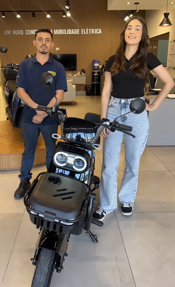 Cliente da MotoChefe Rio Claro com a moto elétrica