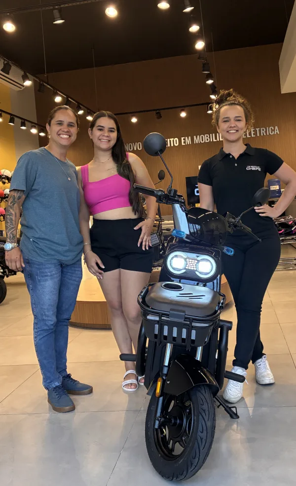 Cliente da MotoChefe Rio Claro com a moto elétrica
