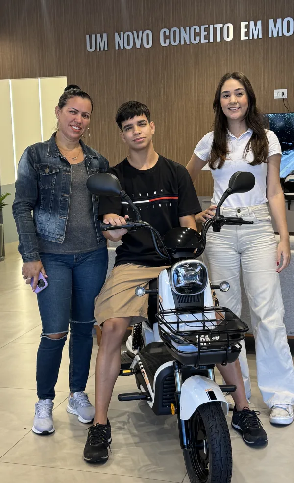Cliente da MotoChefe Rio Claro com a moto elétrica
