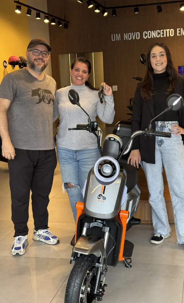 Cliente da MotoChefe Rio Claro com a moto elétrica