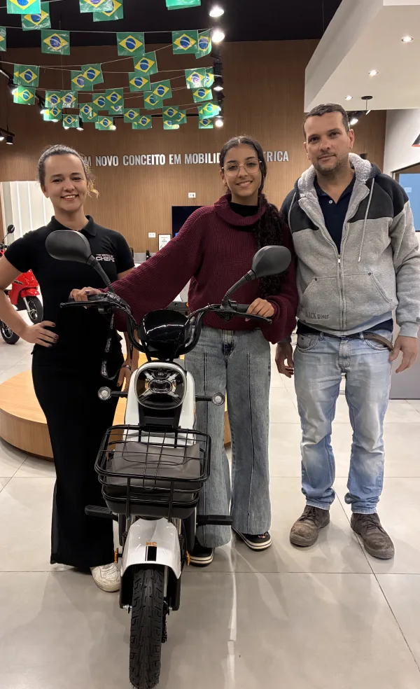 Cliente da MotoChefe Rio Claro com a moto elétrica